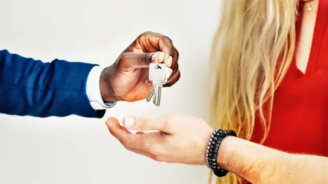 broker-buy-customers-1368687-2.jpg
