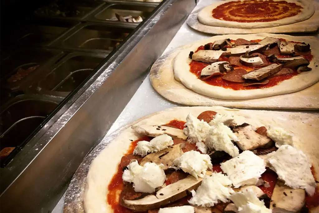 Napoli-Pizzas-Being-Made