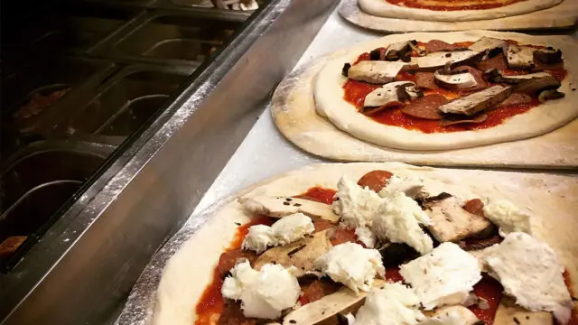 Napoli-Pizzas-Being-Made